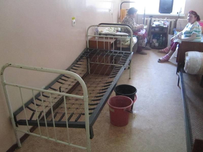 С потолка в палате постоянно капает 