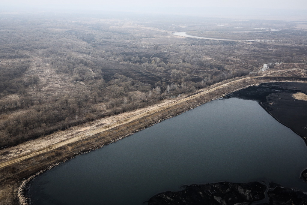 При сильных паводках вода часто затопляет автомобильные дороги
