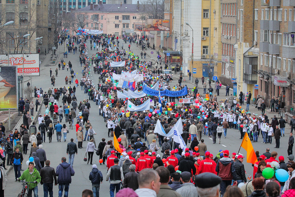 Первомайские колонны идут по ул.Суханова