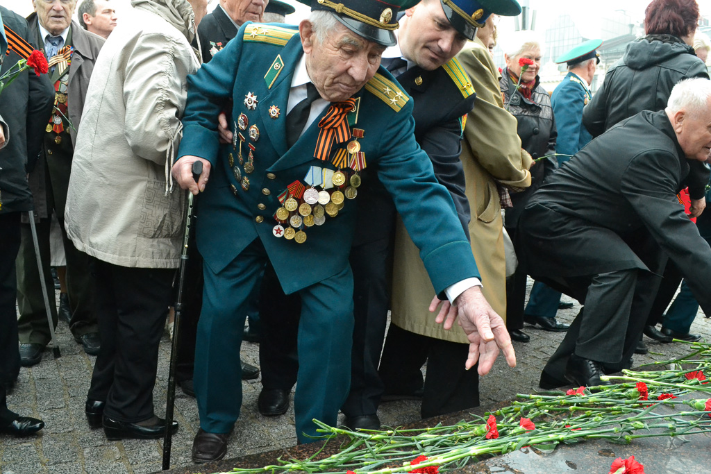 Фото возложение цветов к вечному огню 9 мая