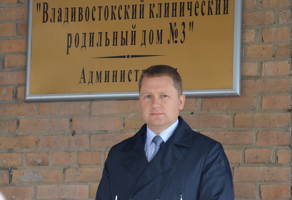 Евгений Рылов у роддома №3 во Владивостоке, Фото с места события собственное