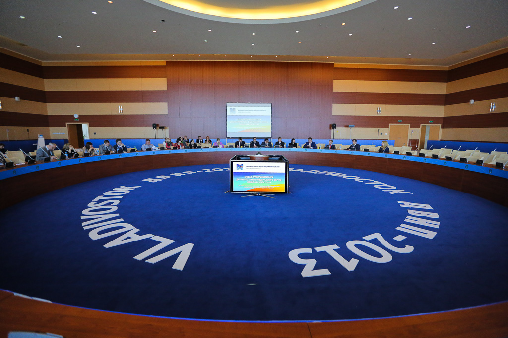 Круглый стол, Фото с места события собственное