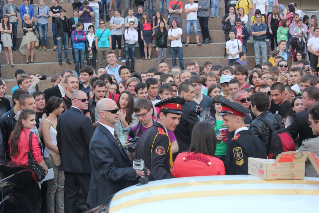 Вот и кадеты воспользовались своим положением приобнять Сашу Грей, Фото с места события собственное