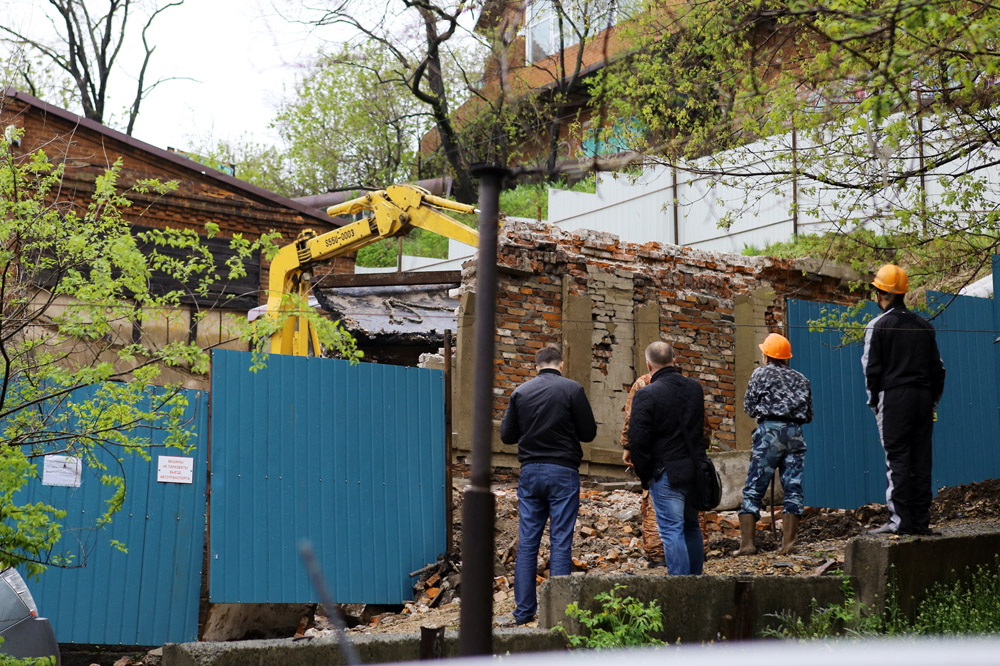 Строители пригнали технику сегодня утром , Фото с места события из других источников