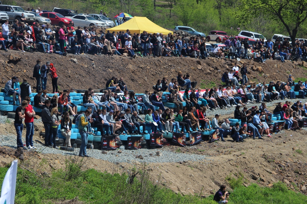 На "Змеинке" появились трибуны, выполненные в автомобильном стиле, Фото с места события собственное