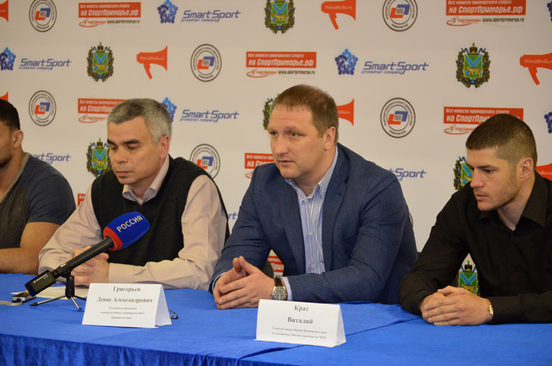 Денис Григорьев посередине, Фото с места события из других источников