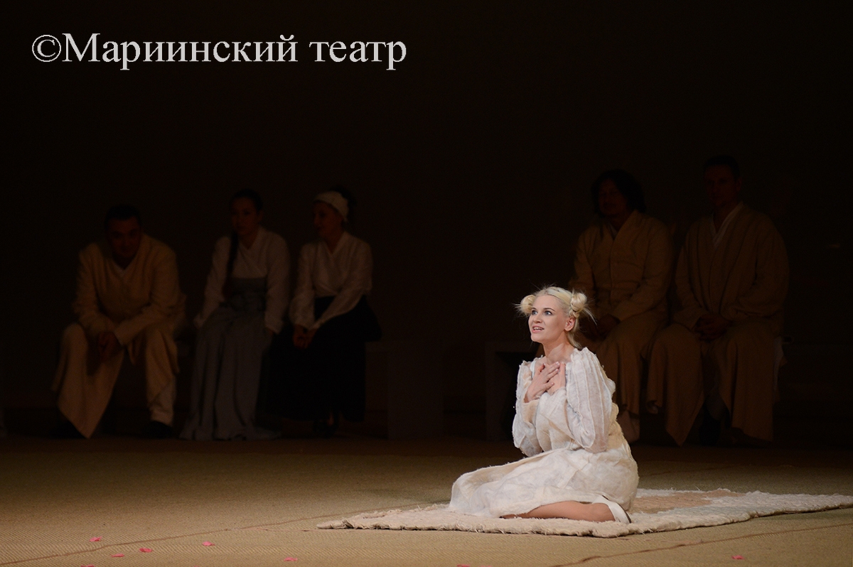 Поет Алина Михайлик.