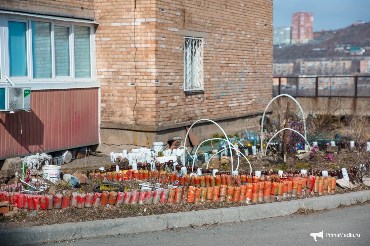 У жильцов дома на Тунгусской, 46 осталось много ненужных бутылок