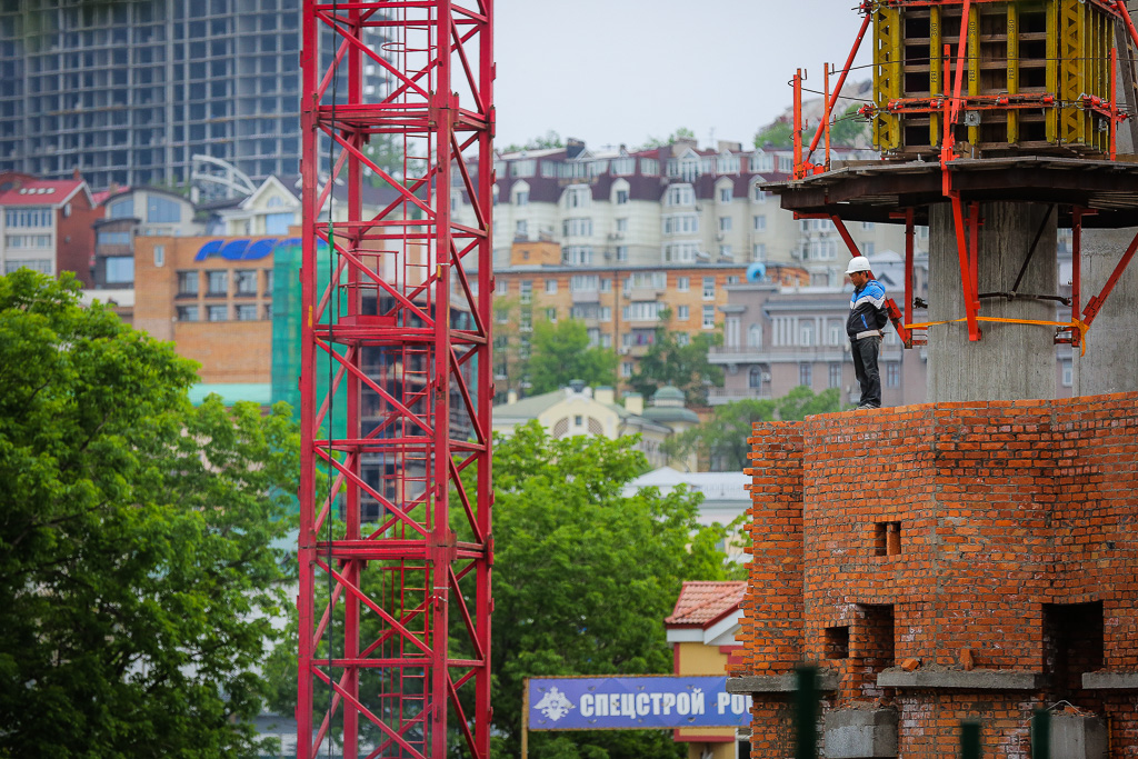 Строительство в центре города возобновилось, Фото с места события собственное