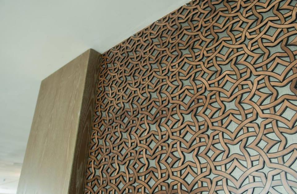 Стены залов украшены резными деревянными узорами, Фото с места события из других источников