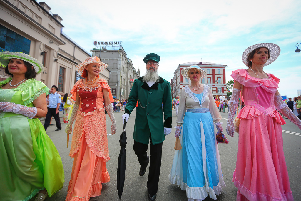 Свыше 10 тысяч горожан поздравили Владивосток с днем рождения праздничным шествием, Фото с места события собственное