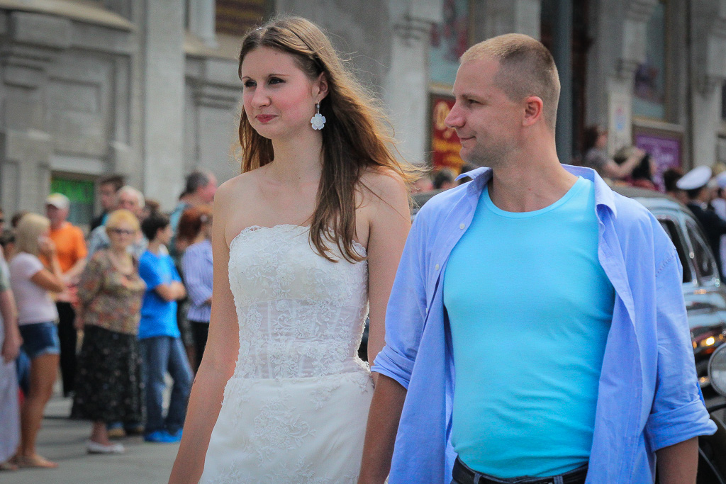 Невесты шли в сопровождении женихов, Фото с места события собственное