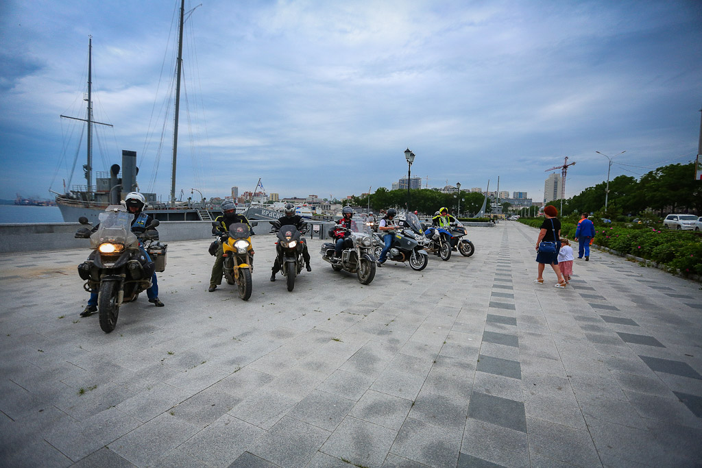 Колонна байкеров на Корабельной набережной, Фото с места события собственное