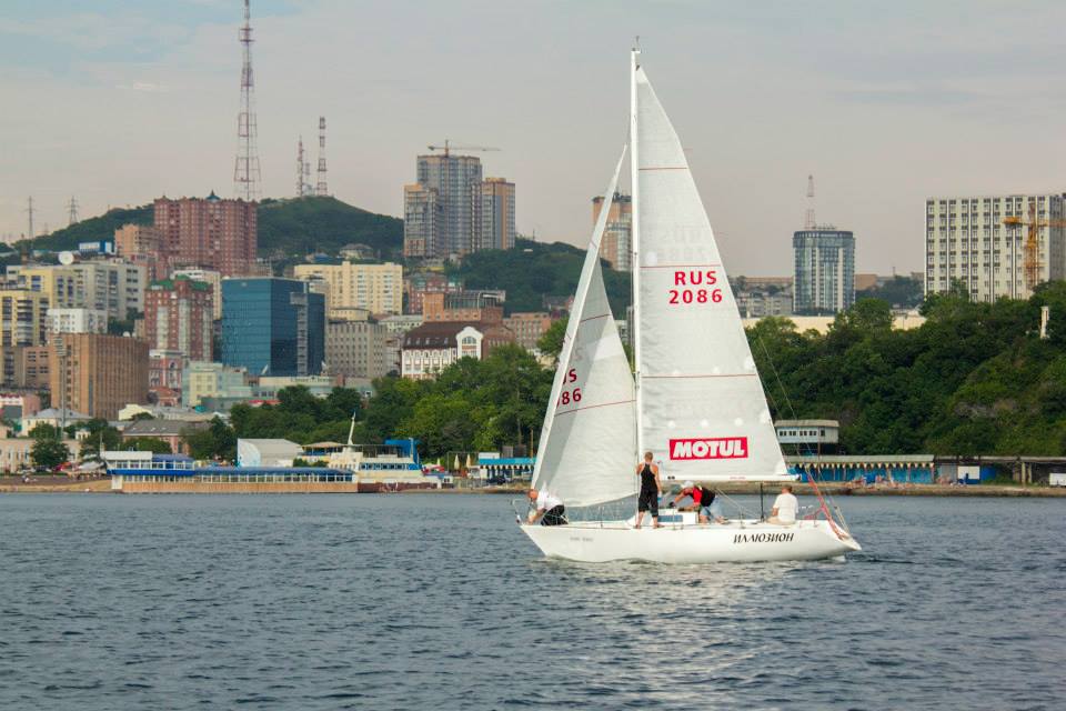 Яхта в Амурском заливе, Фото с места события из других источников