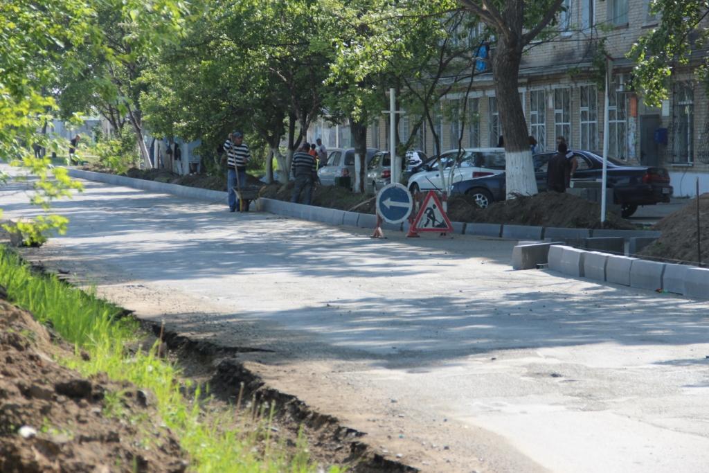 Зато больше. Зато большой камень Приморский край. Автостоянки большой камень Приморский. Большой камень на дороге.