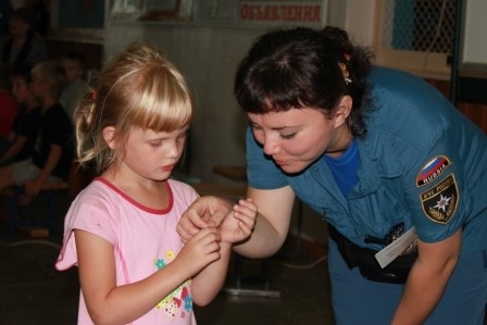Врачи оказывают помощь жителям, Фото с места события из других источников