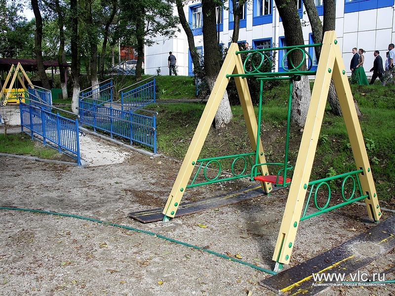 Детские качели, Фото с места события из других источников