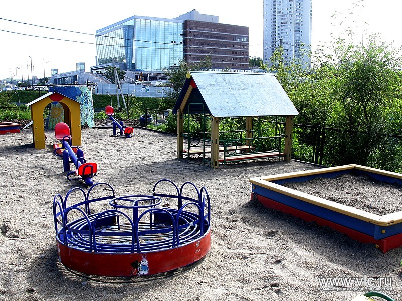Игровая площадка, Фото с места события из других источников