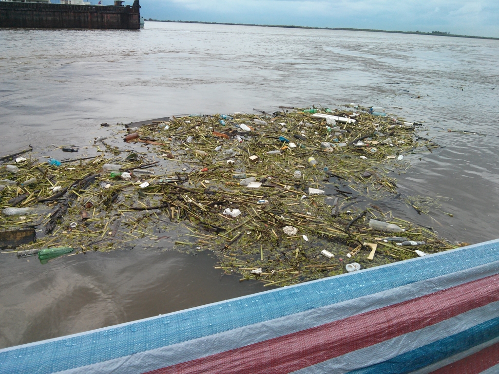 Островки мусора в воде, Фото с места события собственное