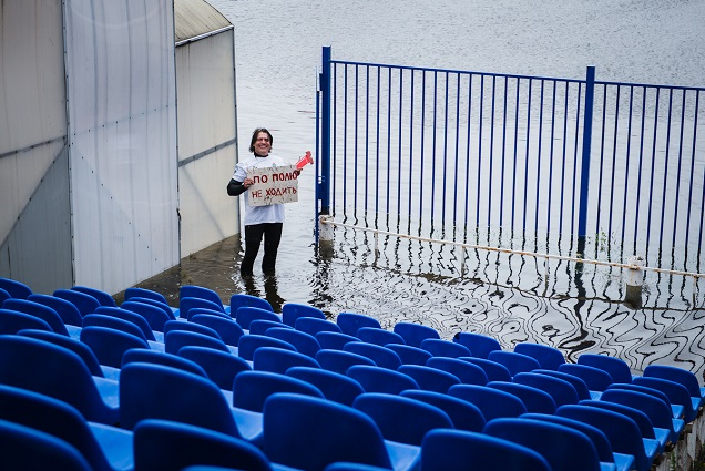 Затопленный стадион имени Ленина в Хабаровске превратили в площадку для виндсерфинга, Фото с места события из других источников