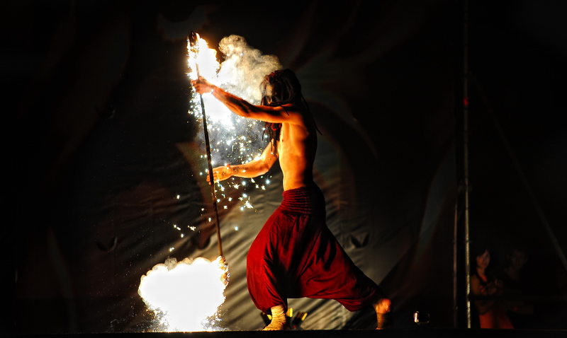 Перед публикой выступили признанные мастера "игр с огнем" , Фото с места события собственное