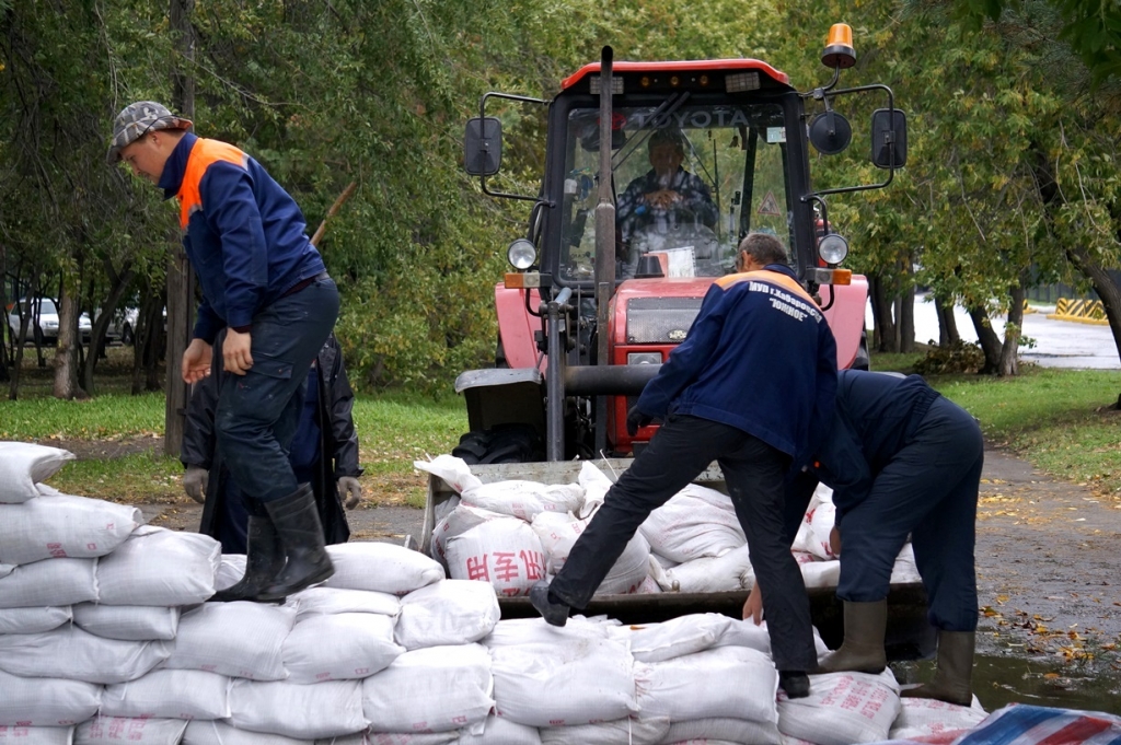 Тысячи мешков с песком вывозят с центральной набережной Хабаровска, Фото с места события собственное