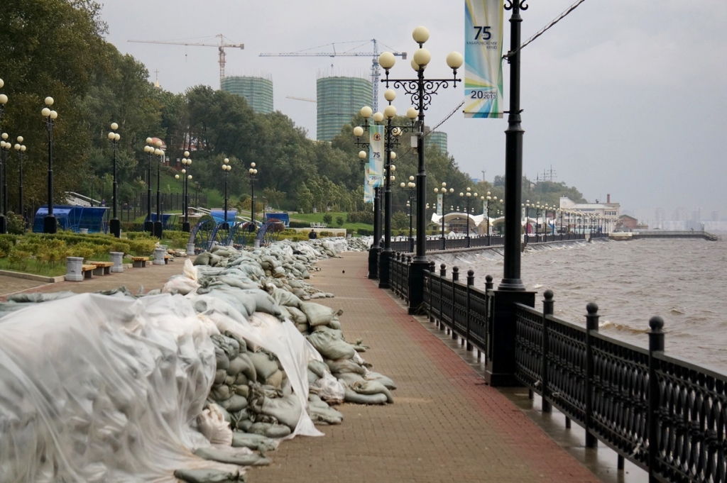 Тысячи мешков с песком вывозят с центральной набережной Хабаровска, Фото с места события собственное