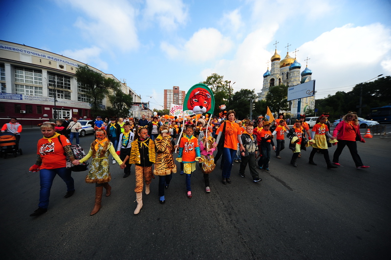 Шире шаг, усатые!, Фото с места события собственное