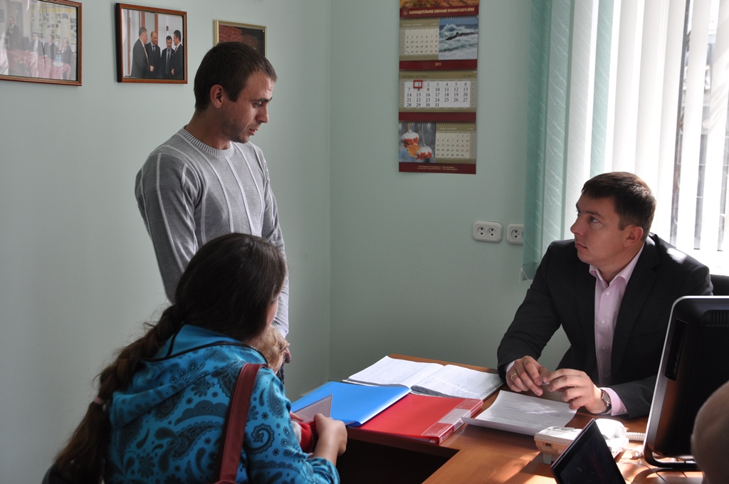 На прием приходят целыми семьями, Фото с места события собственное