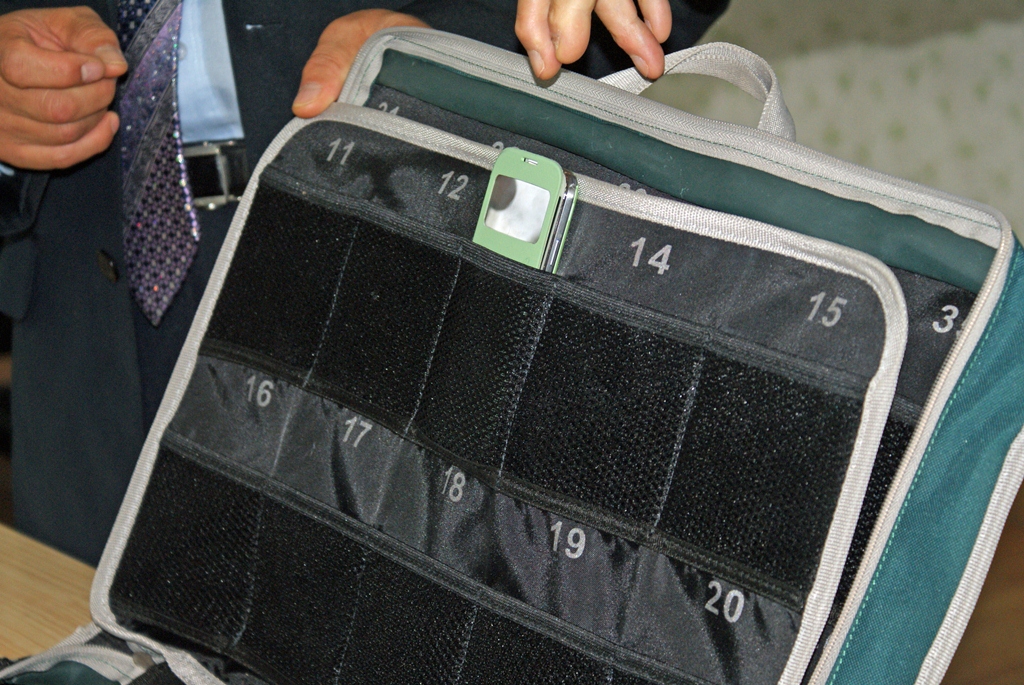 Кейс для сотовых телефонов. Мобильники школьникам отдают только после окончания урока, Фото с места события собственное