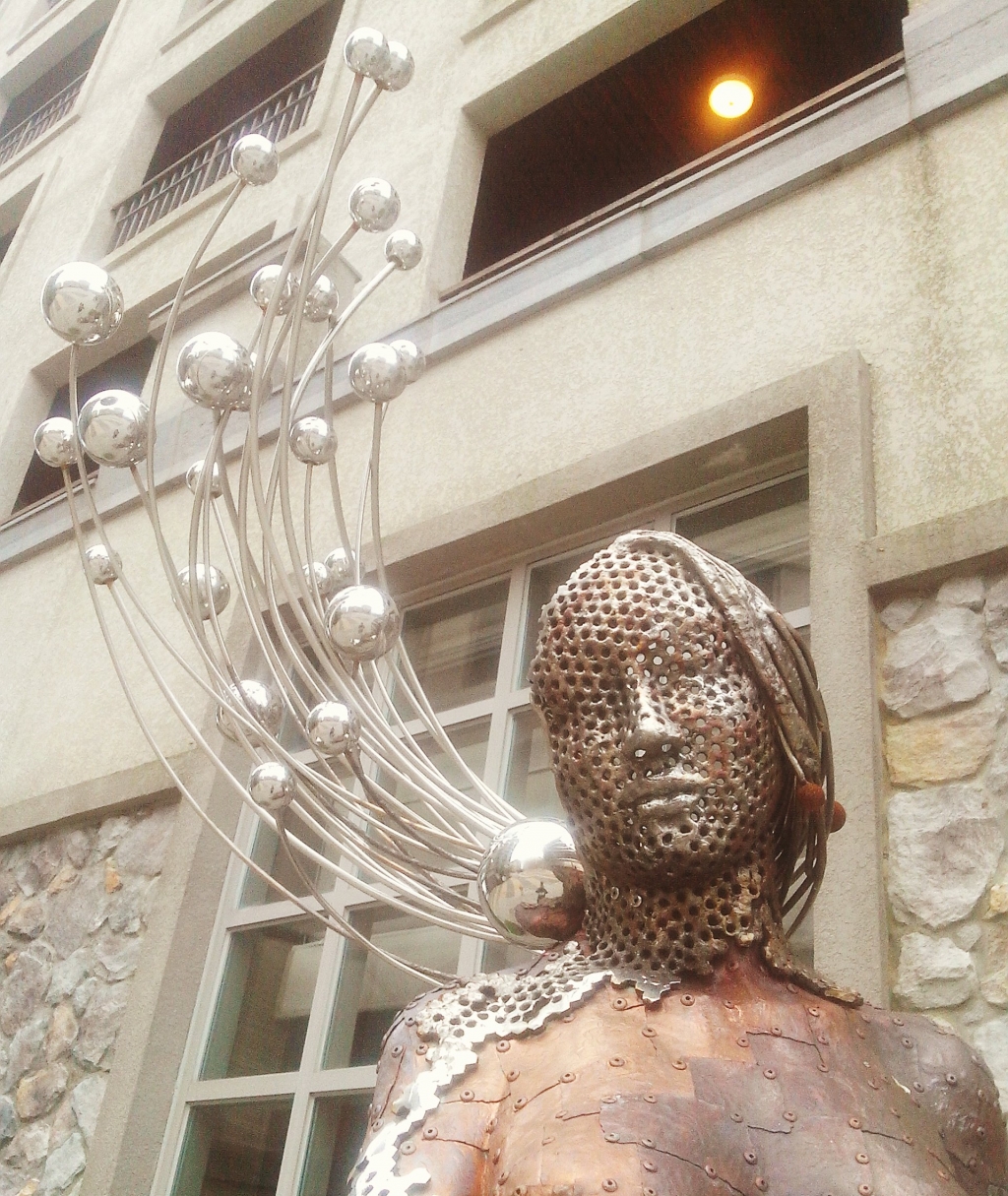 На территории находятся различные металлические фигуры, Фото с места события собственное