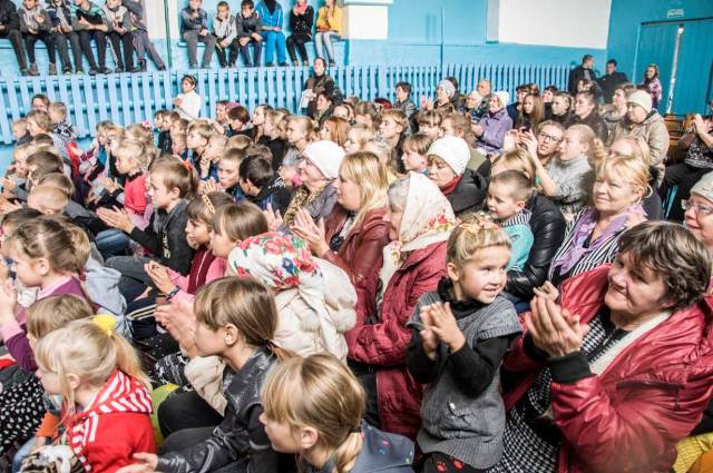Зрители тепло встретили артистов, Фото с места события из других источников