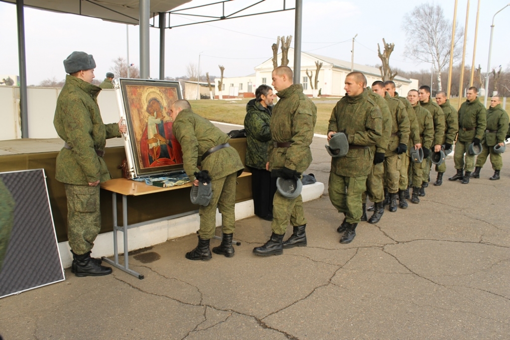 Военнослужащих благословили иконой божией матери , Фото с места события собственное