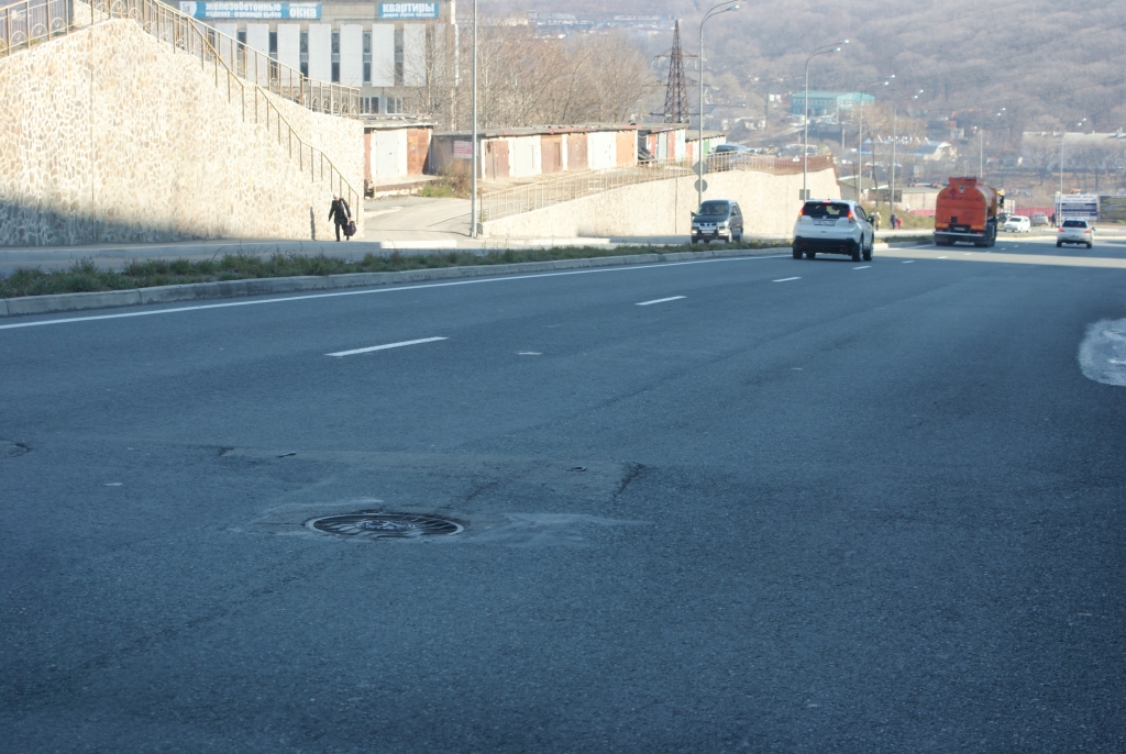 Асфальт просел за Окатовой, Фото с места события собственное