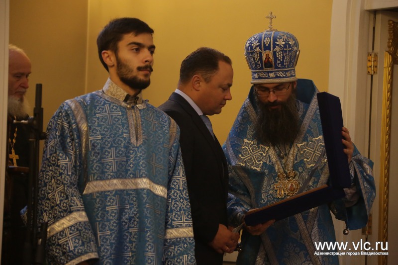 Священнослужители в знак почтения вручили мэру города Игорю Пушкареву копию святыни, Фото с места события из других источников
