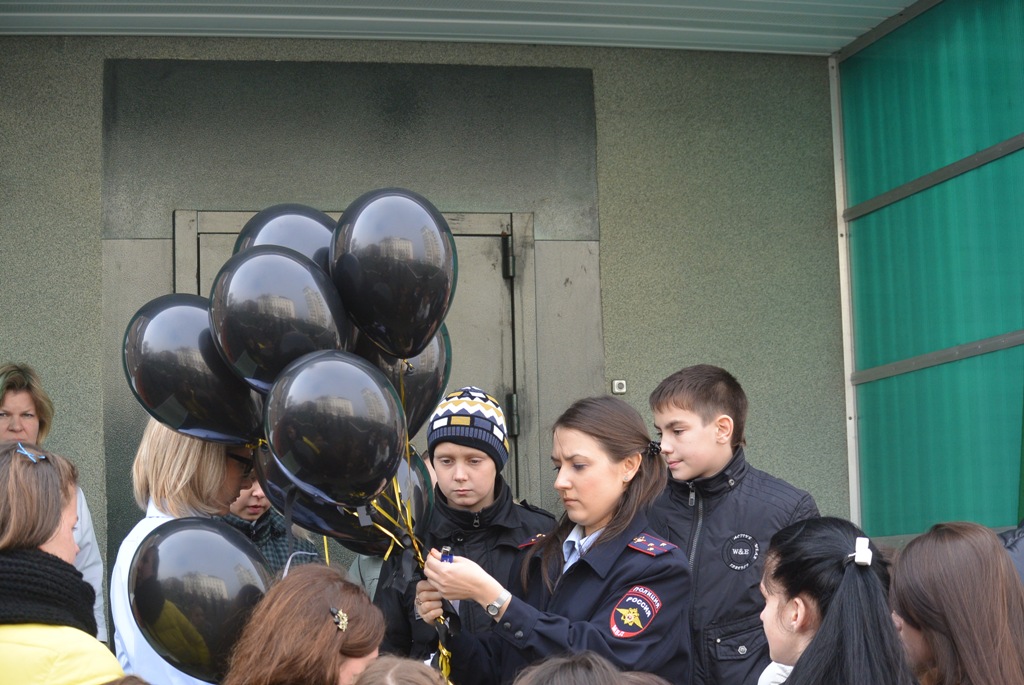 Черные шары раздали сверстникам тех, кто погиб в ДТП, Фото с места события собственное