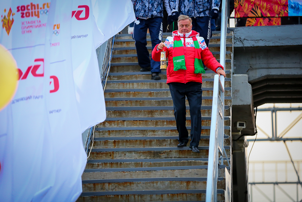 Глава РЖД несет лампаду с огнем к поезду, Фото с места события собственное