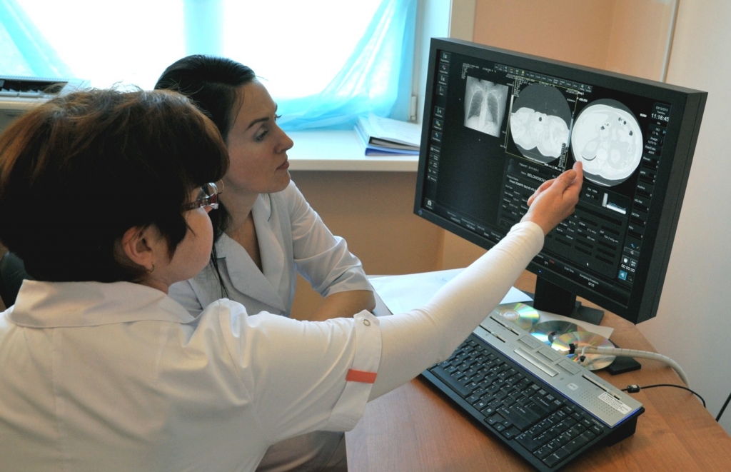 Изучение результатов МРТ, Фото с места события собственное