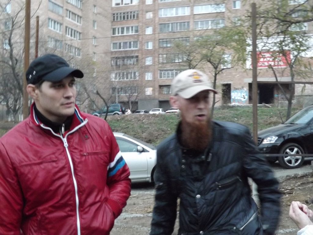 Стихийно возникающие торговые центры и автостоянки не устраивают жителей Владивостока , Фото с места события собственное