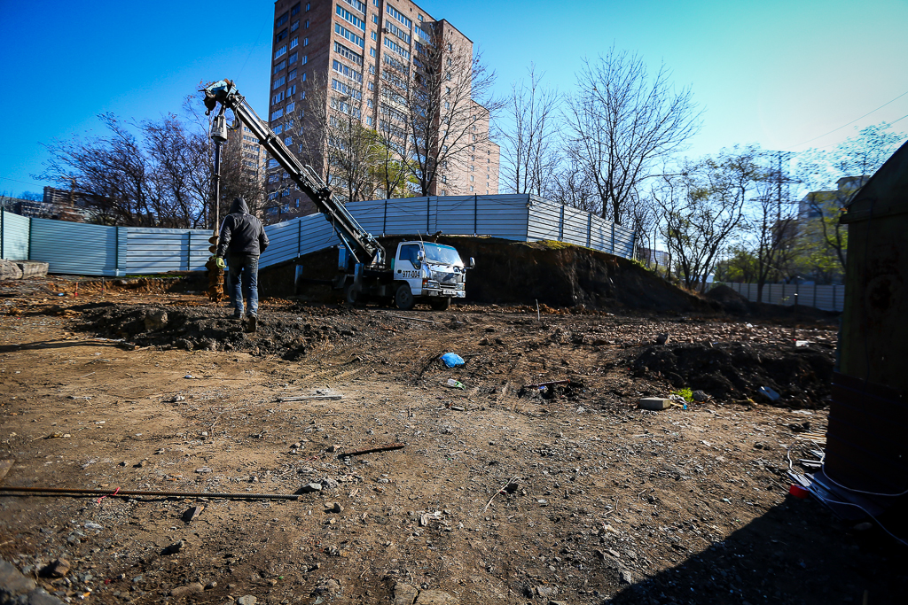 Стихийно возникающие торговые центры и автостоянки не устраивают жителей Владивостока , Фото с места события собственное