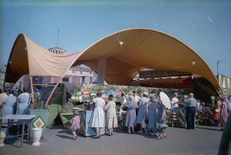 Покупатели на овощном рынке около метро &quotАрбатская&quot Иван Шагин, 1965 - 1969 год, г. Москва, Арбатская пл., МАММ/МДФ