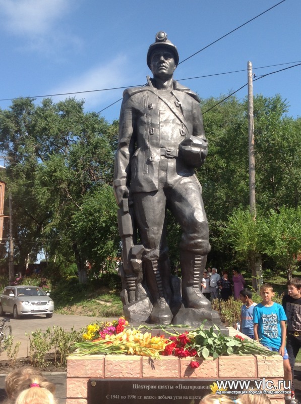 Скульптура "Сердце шахтера"., Фото с места события из других источников