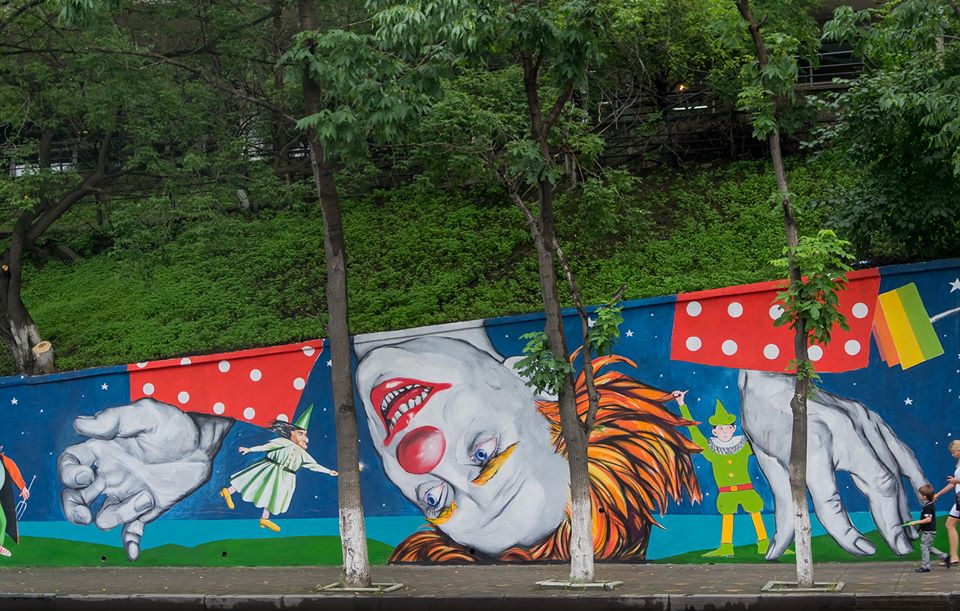 Роспись подпорной стены в районе цирка, Фото с места события из других источников