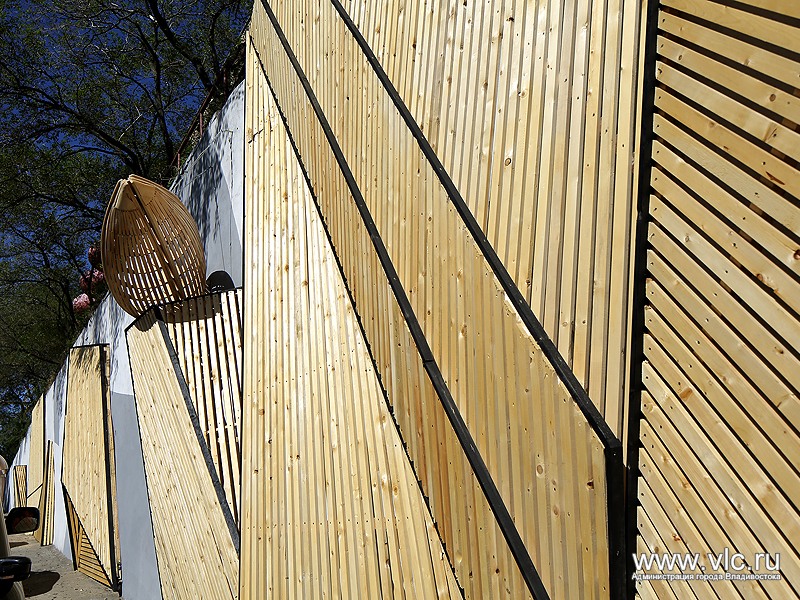 Украшенная подпорная стена, Фото с места события из других источников