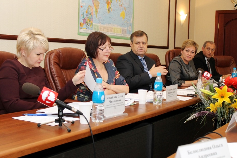 Приоритетом в работе городской администрации стало исполнение указов президента, Фото с места события собственное