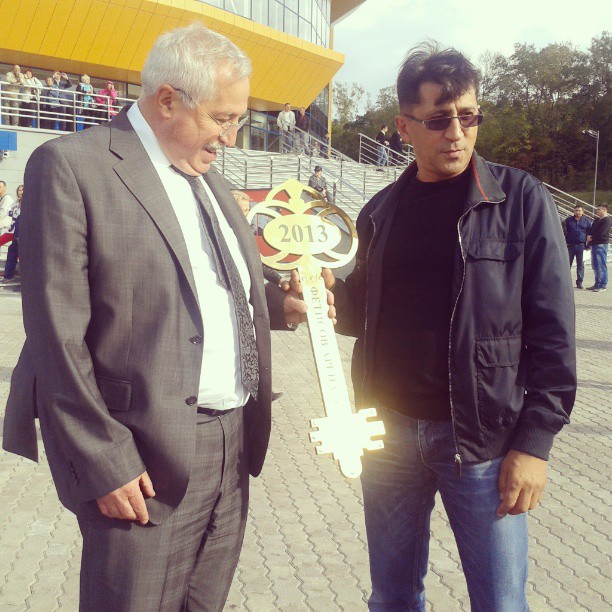 Вице-губернатор Владимир Балан привез ключ от "Фетисов-Арены", Фото с места события собственное