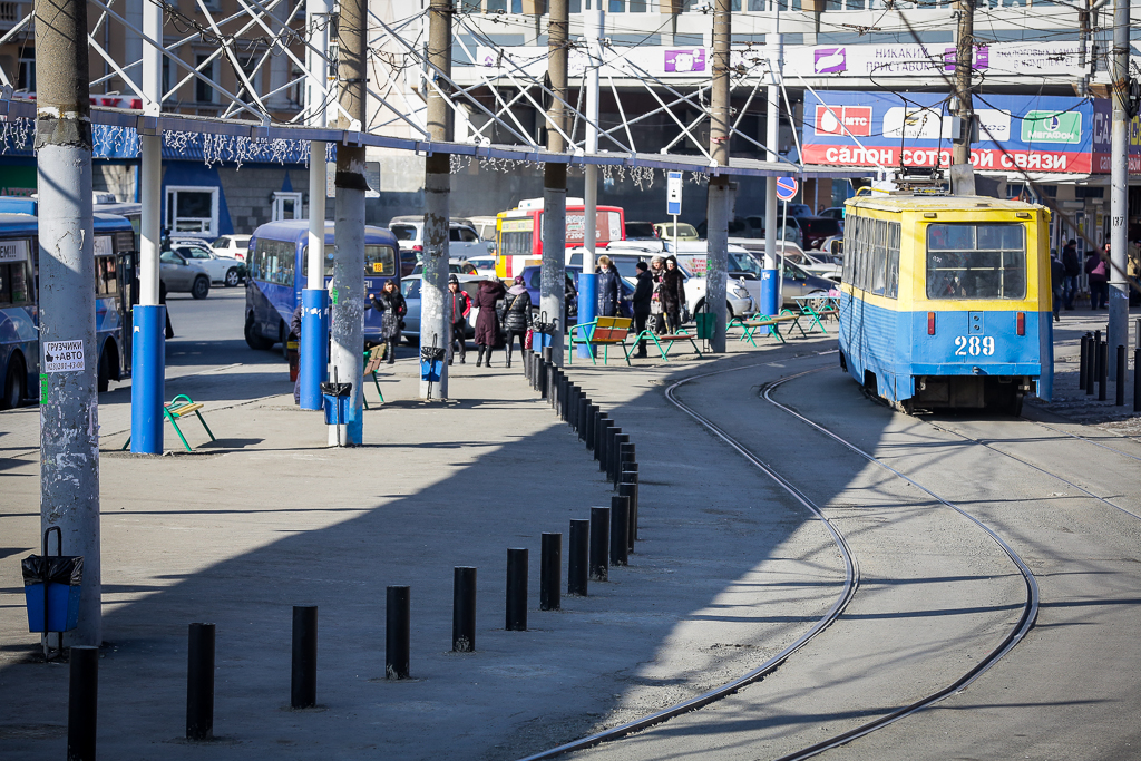 Столбики не дают автомобилистам припарковаться на остановке, Фото с места события собственное