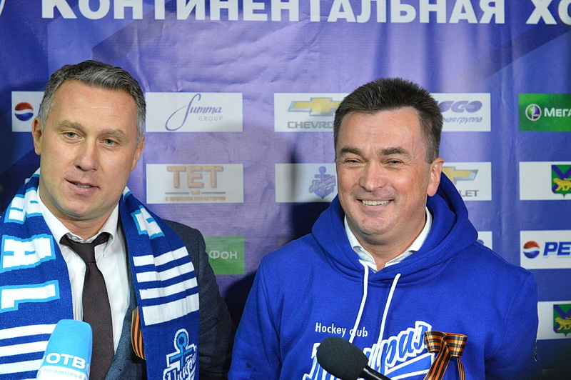 Президент ХК "Адмирал" Александр Могильный и губернатор Приморья Владимир Миклушевски, Фото с места события из других источников