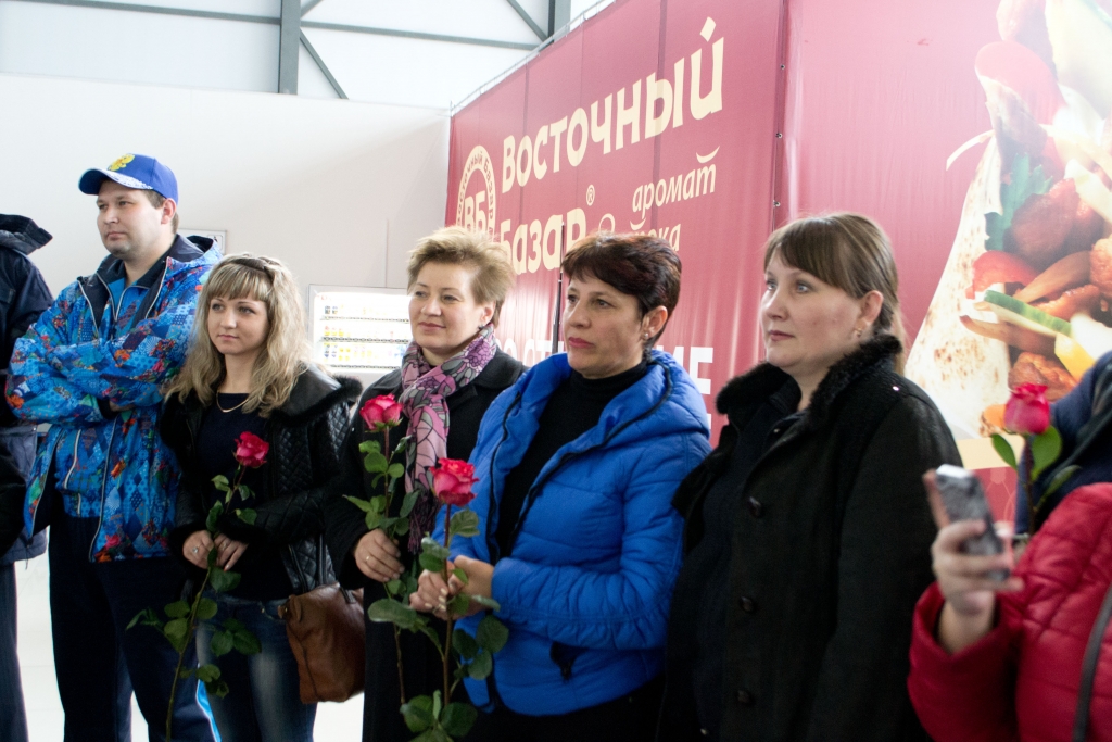 В аэропорту сотрудников УФМС встречали родные, коллеги и друзья, Фото с места события из других источников