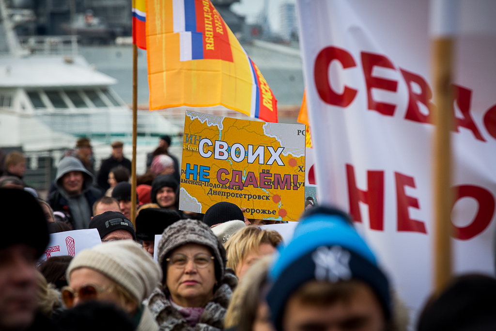 На митинг вышли жители города, политики, казаки и представители общественных организаций, Фото с места события собственное